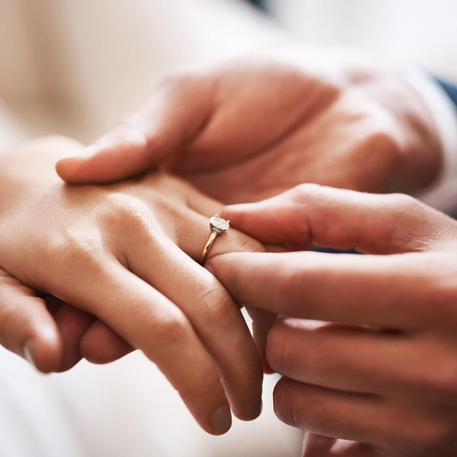 geste-symbolique-mariage-sur-un-yacht