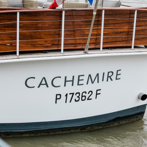 arriere-du-yacht-nom-en-bleu